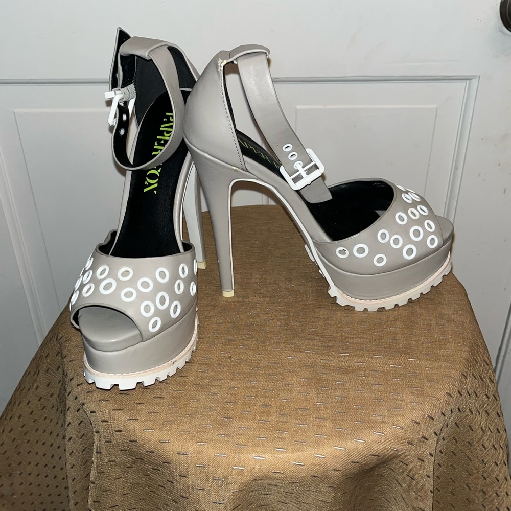 Preloved, Mint Condition Light Gray Platforms - image 5